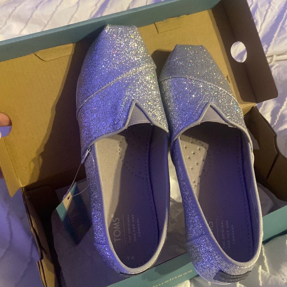 Silver NIB glitter youth size 4 Toms